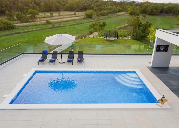 Holiday Home Oasis For You With Heated Pool